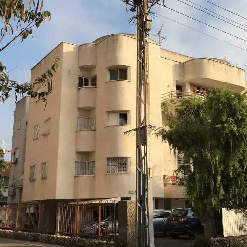 בניין מגורים לפני עבודות האיטום והחידוש בסנפלינג — פרויקט 1 של הרמטיקו: קירות חיצוניים מוכתמים וסדוקים