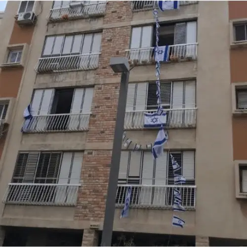 בניין מגורים לפני עבודות האיטום והחידוש בסנפלינג — פרויקט 3 של הרמטיקו: קירות חיצוניים מוכתמים וסדוקים