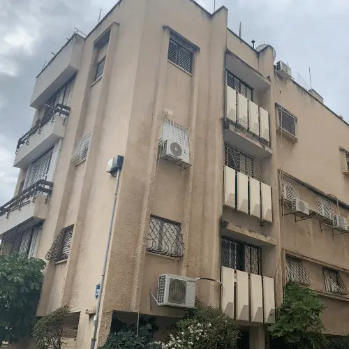 בניין מגורים לפני עבודות האיטום והחידוש בסנפלינג — פרויקט 4 של הרמטיקו: קירות חיצוניים מוכתמים וסדוקים