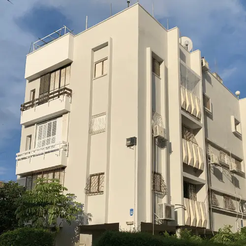 אותו בניין אחרי איטום וחידוש המעטפת החיצונית בסנפלינג — פרויקט 4 של הרמטיקו: חזית נקייה ואחידה